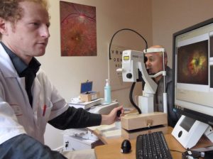 Le Pr Nicolas Leveziel, chef du service ophtalmologie du CHU de Poitiers, en consultation