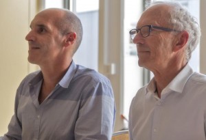 Jean-Luc Pefferkorn, directeur du réseau gérontologique ville-hôpital de Grand Poitiers et Michel Billé, sociologue. Mercredi 1er octobre, dans la salle de conférences du pavillon Aristide-Maillol, était présenté le livre « Lien conjugal et vieillissement : travail en réseau et pratiques d'accompagnement », écrit sous la direction du sociologue Michel Billé par différents professionnels impliqués dans le réseau gérontologique ville-hôpital de Grand Poitiers, dont des professionnels du CHU. « Lien conjugal et vieillissement » est un témoignage des professionnels du monde de la santé et du médico-social réunis dans le réseau
