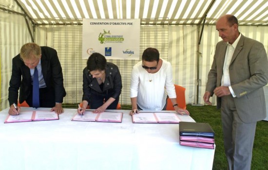 Les cosignataires de la convention, de gauche à droite : Thierry Wischnewski, directeur général de Vitalis, Anne Gérard, vice-présidente de Grand Poitiers, en charge du transport, des déplacements et de la voierie communautaire, et Séverine Masson, directrice générale adjointe du CHU.