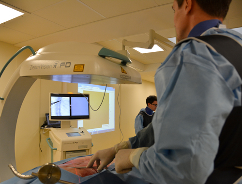 Neurostimulation médullaire : des neurochirurgiens du monde entier viennent se former à Poitiers