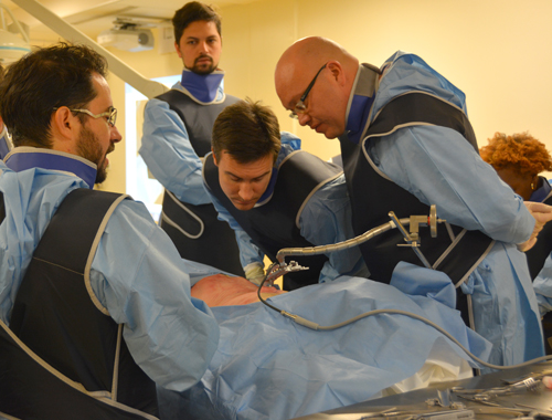 Neurostimulation médullaire : des neurochirurgiens du monde entier viennent se former à Poitiers