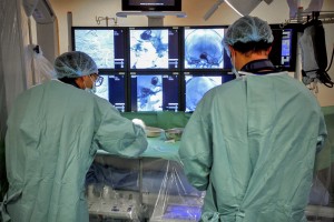Pôle imagerie Radiologie interventionnelle Salle de haute technologie "bi-plan capteurs plans" Traitement des anévrismes cérébraux, des sténoses carotidiennes etc.