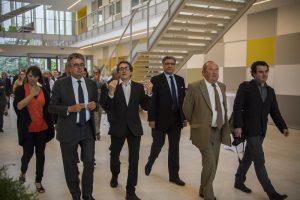 De gauche à droite : Sandra Moity, ingénieure conductrice de travaux, Alain Claeys, président du conseil de surveillance du CHU, Jean-Pierre Lévêque, architecte de l'Agora, El Mustapha Belgsir, adjoint au maire de Poitiers, Jean-Pierre Dewitte, directeur général du CHU de Poitiers, et Stefan Tuchila, architecte de l'Agora.