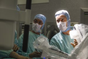 Chirurgie thoracique : retrait d'une tumeur du poumon avec le robot chirurgical Da Vinci par le Pr Christophe Jayle, au CHU de Poitiers