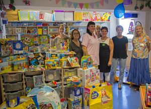 L’association Grande récré pour l’enfance a remis des jeux et jouets à la ludothèque du CHU de Poitiers le 28 septembre 2016, en présence de Laetitia Kern, cadre de santé du service de néonatalogie et responsable de la ludothèque, d'Aude Duveuf, responsable adjointe de La Grande récré du Chasseneuil-du-Poitou, d'Anne-Sophie Ghys, éducatrice de jeunes enfants de la ludothèque, d'Hélène Costa, directrice du pôle femme-mère-enfant, de Lydie Plat, animatrice de la ludothèque, de Ghislaine Marcault, sage-femme cadre de santé supérieure, et de Marie-Thérèse, une bénévole de la ludothèque (de gauche à droite).