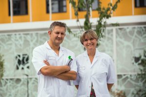 Fabien Voix, cadre supérieur de santé du pôle imagerie, et Emmanuelle Luneau, cadre supérieure de santé du pôle coeur-poumons-vasculaire, mettent en place l’équipe d’explorations invasives de cardiologie.
