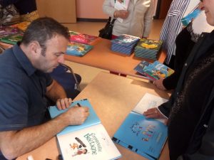 Laurent Audoin, auteur et illustrateur de livres pour enfants, est venu expliquer son travail lors de l'assemblée générale de la bibliothèque du CHU de Poitiers, avant de dédicacer ses œuvres.