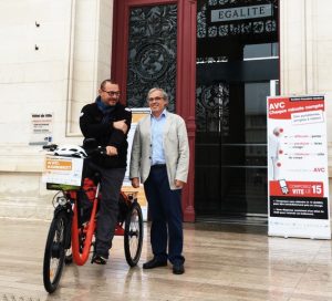 Le Pr Jean-Philippe Neau (à droite), chef du pôle neurosciences au CHU de Poitiers, et Philippe Meynard, ancien maire de Barsac (Gironde) et victime d'un accident vasculaire cérébral (AVC) en février 2014, ont participé à l'opération "AVC, agissez !" qui a lieu lundi 24 octobre sur la place de l'hôtel de ville de Poitiers.