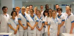 Le Pr Claire Dahyot-Fizelier, le Dr Didier Baudouin, Christelle Plumereau, cadre de santé, au milieu de l’équipe de réanimation chirurgicale.