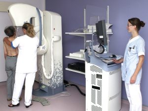 La mammographie est un examen utilisant les rayons X. Elle a pour but de détecter des opacités, des microcalcifications ou toute anomalie des tissus et des glandes mammaires. A partir de 50 ans, elle doit être réalisée tous les deux ans.