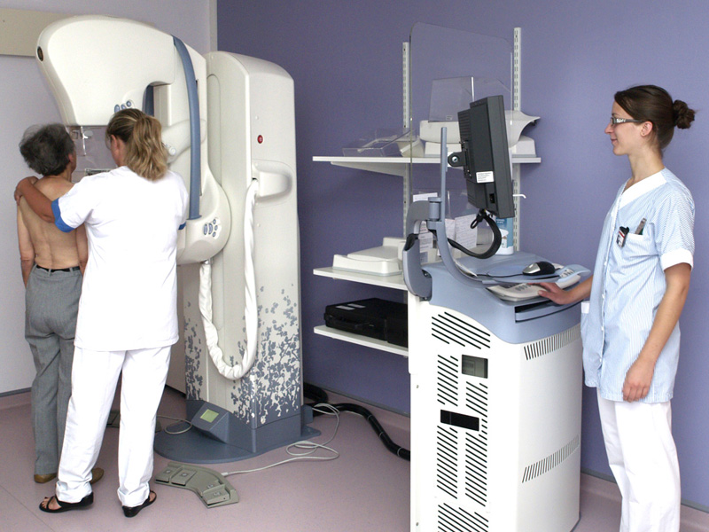 La mammographie est un examen utilisant les rayons X. Elle a pour but de détecter des opacités, des microcalcifications ou toute anomalie des tissus et des glandes mammaires. A partir de 50 ans, elle doit être réalisée tous les deux ans.