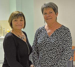 Marie-Claude Lescal et Christine Fourré, aides-soignantes et hôtesses, accueillent les patients dans le salon de sortie de Jean-Bernard.