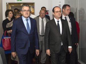 De gauche à droite : Marisol Touraine, la ministre des Affaires sociales et de la Santé, Alain Claeys, député-maire de Poitiers et président du conseil de surveillance du CHU, Jean-Pierre Dewitte, le directeur général du CHU, et François Hollande, le président de la République, ont visité le centre cardio-vasculaire du CHU de Poitiers.