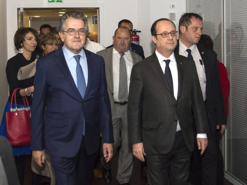 De gauche à droite : Marisol Touraine, la ministre des Affaires sociales et de la Santé, Alain Claeys, député-maire de Poitiers et président du conseil de surveillance du CHU, Jean-Pierre Dewitte, le directeur général du CHU, et François Hollande, le président de la République, ont visité le centre cardio-vasculaire du CHU de Poitiers.