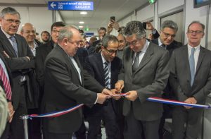 Jean-Pierre Dewitte, le directeur général du CHU, le Dr Moulay Chemlal, chef du service d'odontologie, et Alain Claeys, président du conseil de surveillance du CHU, ont inauguré le centre de soins dentaires le 9 février 2017.
