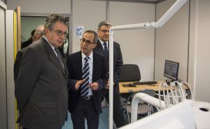 Alain Claeys, président du conseil de surveillance du CHU, le Dr Moulay Chemlal, chef du service d'odontologie, et Mustafa El-Belgsir, adjoint à la mairie de Poitiers, lors de la visite du centre de soins dentaires du CHU de Poitiers.