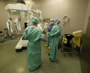 Eléonore Chary, interne en ORL, et Aline Sauvignon, infirmière de bloc opératoire (Ibode) d’ORL, ont été conseillées par Stéphanie Keav (en bleu), Ibode en urologie, pour cette première chirurgie transorale robotique.