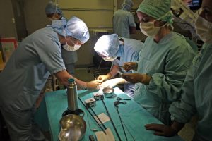 Le Dr Xavier Dufour (en bleu à droite), chirurgien ORL au CHU de Poitiers, examine la tumeur qu'il vient de retirer par voie transorale.
