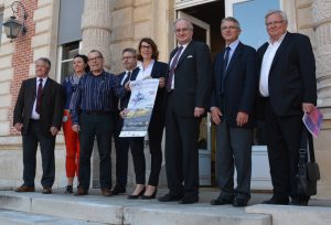 Anne-Florence Bourat (au centre), conseillère départementale en charge des politiques de santé, entourée de Jean-Marc Tourani (à sa droite), chef du pôle régional de cancérologie du CHU de Poitiers, et de Jean-Pierre Doury, le président de l’association Sport et collection.