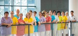 Muriel Birocheau (1re à droite), Monique Sedano (2e à droite) et les de agents de service hospitaliers du centre cardiovasculaire.
