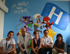 L'artiste poitevin Res turner, le Dr Michel Berthier, pédiatre au CHU, Sylvie Juric, présidente d’Un Hôpital pour les enfants, Gilles Kéo, le directeur d’Un Hôpital pour les enfants, et la représentante de la direction régionale des affaires culturelles.