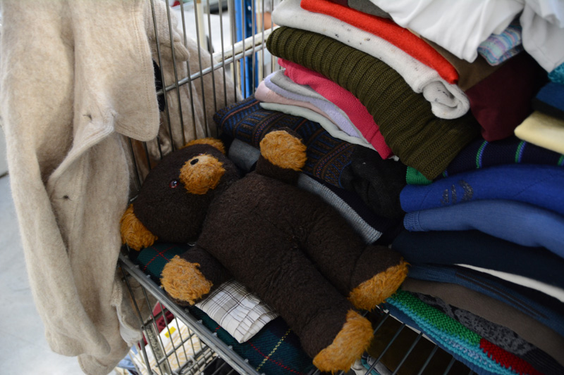 Les vêtements des résidents des Ehpad sont eux lavés dans une machine dédiée et sont pliés, triés et rangés à la main, tout comme les doudous des enfants hospitalisés.