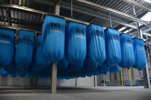 Le linge contenu dans chaque rolls est ensuite déversé dans d’énormes sacs de stockage pouvant contenir jusqu’à 50 kg avant d’être envoyé à la machine à laver.