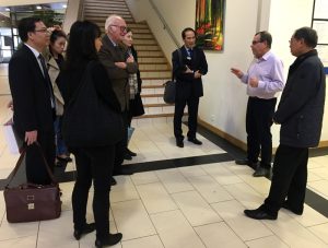 Le délégation vietnamienne a visité le pôle de cancérologie du CHU de Poitiers dirigé par le Pr Jean-Marc Tourani (en chemise parme).