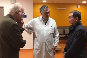 De gauche à droite : Paul Fromonteil, ancien élu au conseil régional du Poitou Charentes, le Pr Pierre Corbi, chef du pôle cœur-poumons-vasculaire, et Nguyen Ngoc Son, ambassadeur du Vietnam.