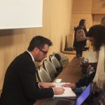 Julien Gaillard, l'auteur de "De la Maison-Dieu à l'hôpital de Montmorillon - Essai sur 900 ans d'histoire", en train de dédicacer son ouvrage.