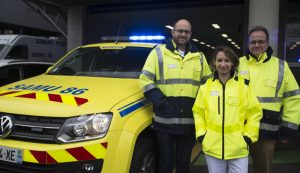 Le Dr Henri Delelis-Fanien, directeur médical du Samu de Poitiers, Maryse Dancla, cadre de santé du Samu, et le Pr Olivier Mimoz, responsable du service des urgences adultes, Samu-Smur au CHU de Poitiers, devant l'un des nouveaux véhicules du Samu-Smur de la Vienne.