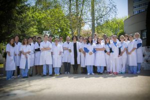 Le Pr Nicolas Leveziel, chef du service d’ophtalmologie, avec, à sa gauche, son prédécesseur le Dr Michèle Boissonnot, entourés de l’équipe médicale et soignante.