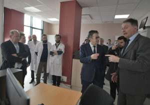 Le Pr Rémy Guillevin (à droite), radiologue au CHU de Poitiers, explique le travail de Dactim-MIS à Alain Claeys, président du conseil de surveillance du CHU.