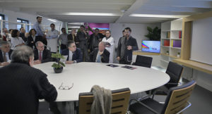 Le Pr Philippe Rigoard (à droite), neurochirurgien au CHU de Poitiers, présente le groupe de recherche Prismatics lors de l'inauguration des locaux.
