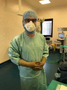 Le Dr Thomas Courvoisier, chirugien viscéral, porte une tenue adaptée à la technique Pipac : masque spécifique, gants et lunettes.