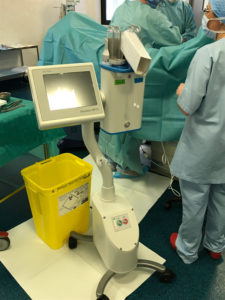 Une buse de nébulisation reliée à un injecteur haute pression diffuse la chimiothérapie dans tout l’abdomen, puis le produit est laissé pendant une demi-heure dans le corps du patient avant d’être aspiré.