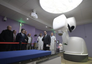 Le Dr Antoine Berger, chef du service de radiothérapie, a présenté le Cyberknife à la délégation présente lors de cette inauguration.