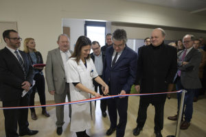 Stéphanie Ellias, cadre de santé de radiothérapie, a coupé le ruban avec Alain Claeys, président du conseil de survaillance du CHU de Poitiers.