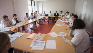 Pour préparer l’ouverture du centre, les praticiens spécialistes se réunissent pour coordonner leur programmation d’activité : gastro-entérologues, pneumologues, anesthésistes, dermatologues, gynécologues, ophtalmologistes, psychiatre, cardiologue.