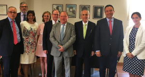De gauche à droite : Jihad Khoury, directeur des relations internationales à l'hôpital St Georges de Beyrouth, Pr Bertrand Debaene, président de la commission médicale d'établissement du CHU de Poitiers, Nathalie Aguillon-Caballero, chargée de mission à la direction de la coopération internationale du CHU de Poitiers, Pr France Cazenave-Roblot, cheffe du service des maladies infectieuses au CHU de Poitiers, Pr Pascal Roblot, doyen de la faculté de médecin et de pharmacie de Poitiers, Jean-Pierre Dewitte, directeur général du CHU de Poitiers,, Camille Nassar, doyen de la faculté de médecine de l’université de Balamand (Liban), Dr Alexandre Nehmé, directeur médical de l'hôpital St Georges, à Beyrouth (Liban), Céline Biche, directrice au CHU de Poitiers.