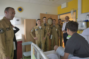 Les pilotes et mécaniciens de l'armée de l'air venus faire des démonstrations lors de Sport et collection ont visité visité le pôle régional de cancérologie et le service d'onco-hématologie pédiatrique du CHU de Poitiers.