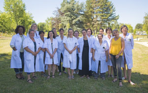 Le service social des hospitalisés compte 20 assistants socio-éducatifs, deux secrétaires et un cadre, Milianie Le Bihan (en jaune).