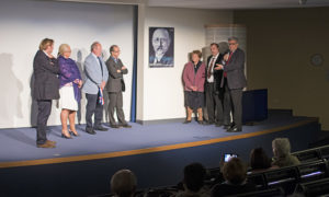 Une plaque avec le portrait de Camille Guérin a été dévoilée dans la salle de conférence de Jean-Bernard, qui porte désormais son nom, lors de la soirée d'hommage au co-découvreur du vaccin contre la tuberculose.