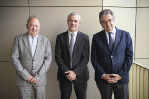Jean-Pierre Dewitte, directeur général du CHU, le Pr Xavier Leleu, chef du service d'oncologie-hématologique, et Alain Claeys, président du conseil de surveillance du CHU.