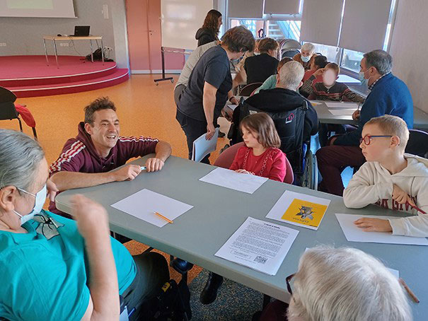 artiste avec enfants et résidents
